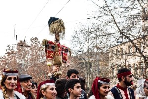 Հայկական դիմակահանդեսի հետքերով